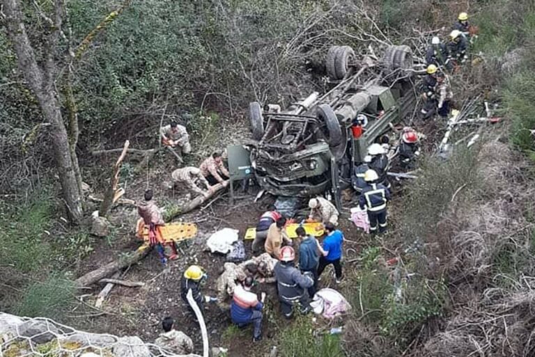 Un camión del Ejército volcó en Mendoza: cuatro muertos y nueve heridos ...