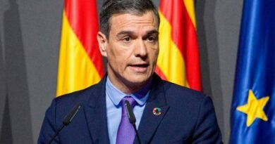 El presidente de España evalúa renunciar tras recibir una denuncia de su esposa